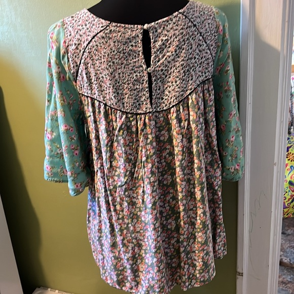 Umgee medium top. Cute matching fabrics - Picture 2 of 5